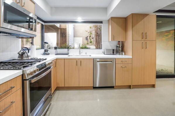 Frigorífico, microondas, horno y placa de cocina