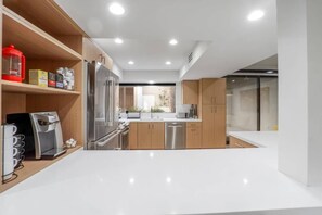 冷蔵庫、電子レンジ、オーブン、コンロ