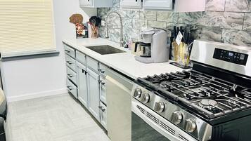 Geladeira, micro-ondas, fogão, cooktop