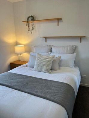 2 bedrooms, iron/ironing board, free WiFi, bed sheets - Modern apartment in central Geelong! (Geelong)