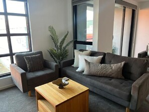 Smart TV, video games, DVD player - Modern apartment in central Geelong! (Geelong)