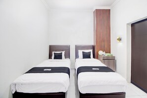 Deluxe Twin Room | Laptop workspace, free WiFi, bed sheets - Collection O Omah Joyo Solo Inn Near Keraton Surakarta (Surakarta)