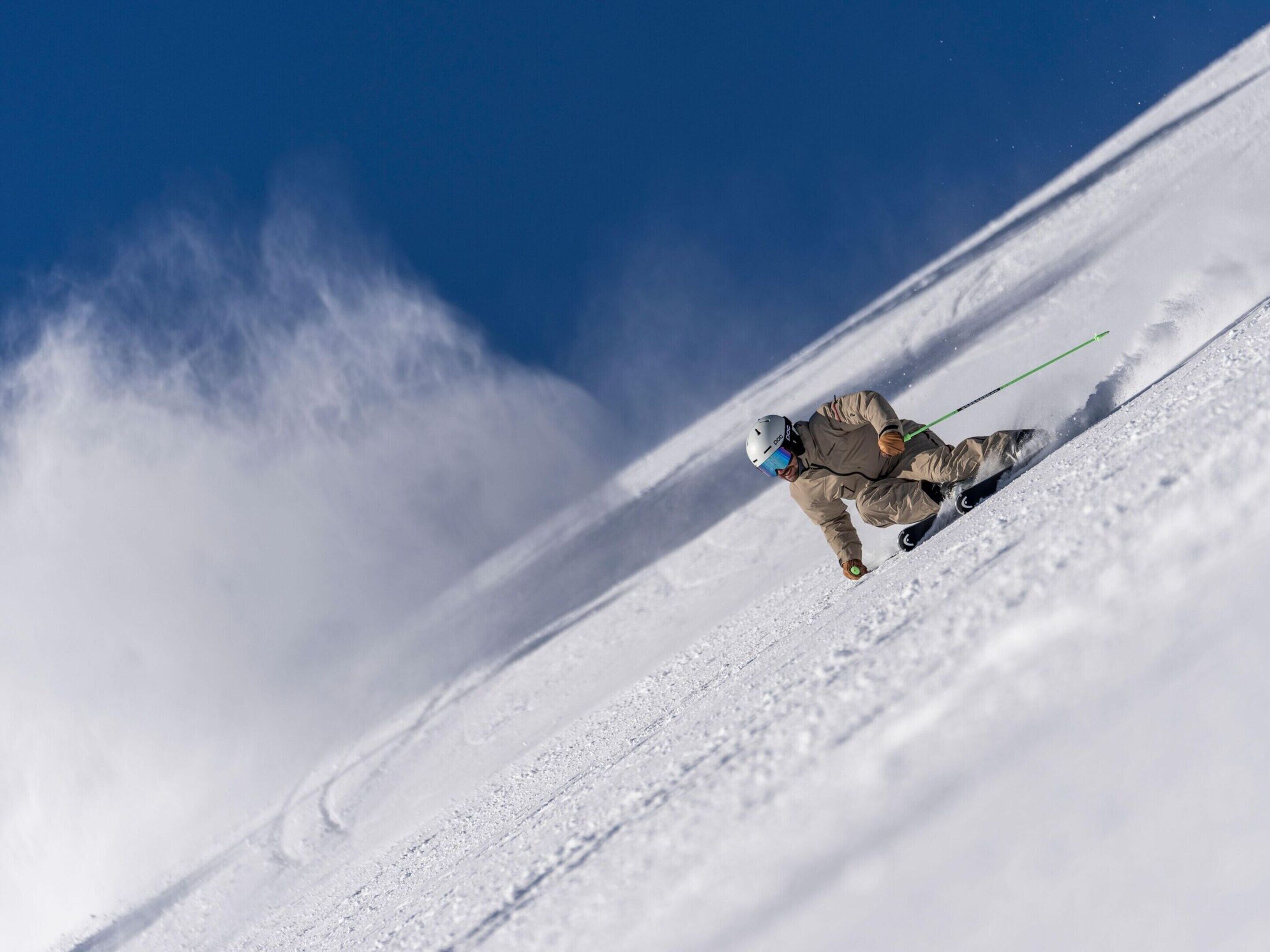 Un skieur sur une pente enneigée.