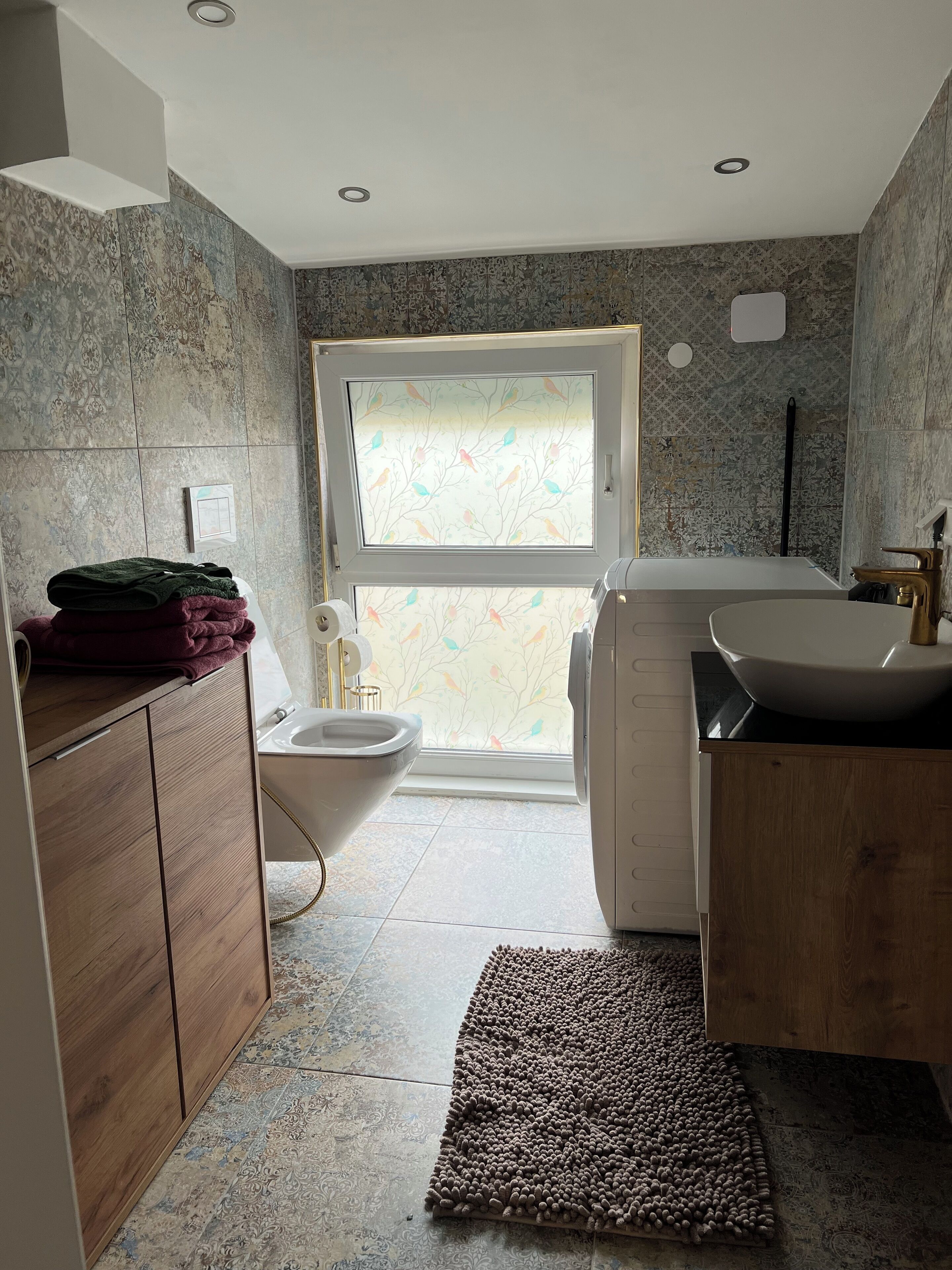 Bruser, hårtørrer, bidet, håndklæder