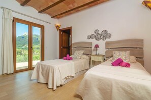 5 dormitorios y tabla de planchar con plancha