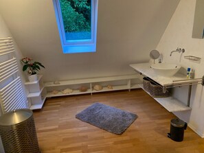Dusj, hårføner og håndklær