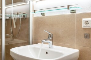 Douche, sèche-cheveux, serviettes fournies