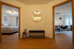 2 عدّة غرف نوم وواي فاي مجانًا وملاءات أسرّة