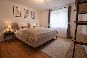 2 bedrooms, free WiFi, bed sheets - Apartment 'Wohnung Im Rheintal' with Balcony and Wi-Fi (Küssaberg)