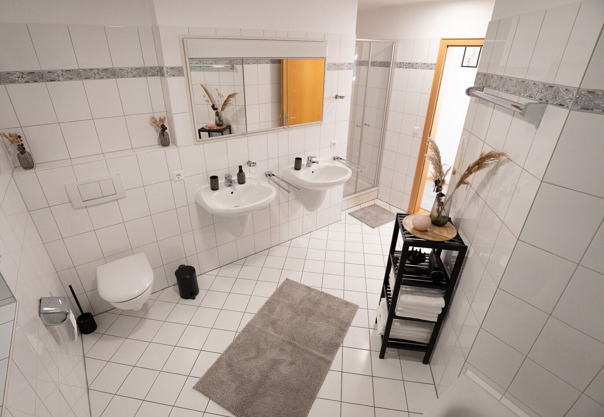 Dusche, kostenlose Toilettenartikel, Haartrockner, Handtücher