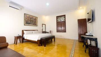 Family Room | Laptop workspace, free WiFi, bed sheets