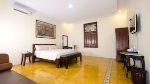 Family Room | Laptop workspace, free WiFi, bed sheets - The Mangkoro Hotel by Sinergi (Banguntapan)
