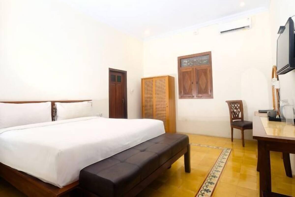 Laptop workspace, free WiFi, bed sheets