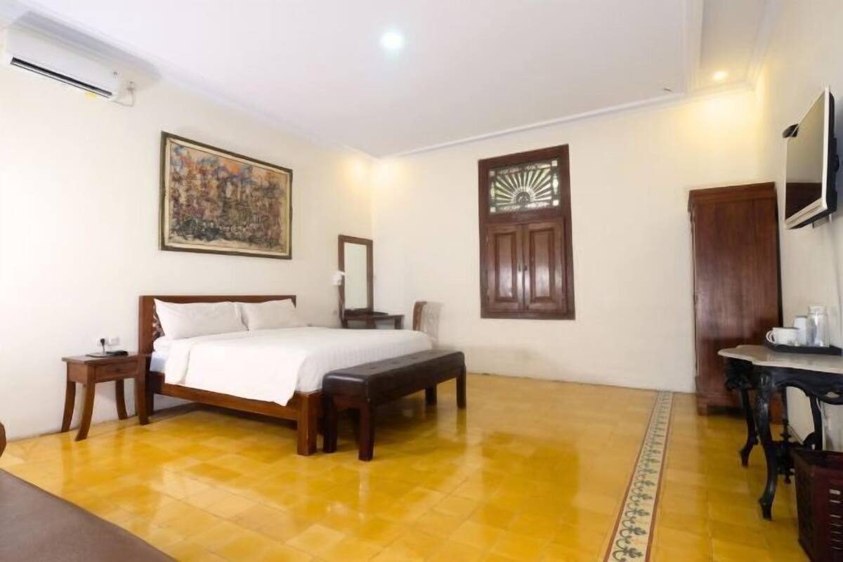 Laptop workspace, free WiFi, bed sheets