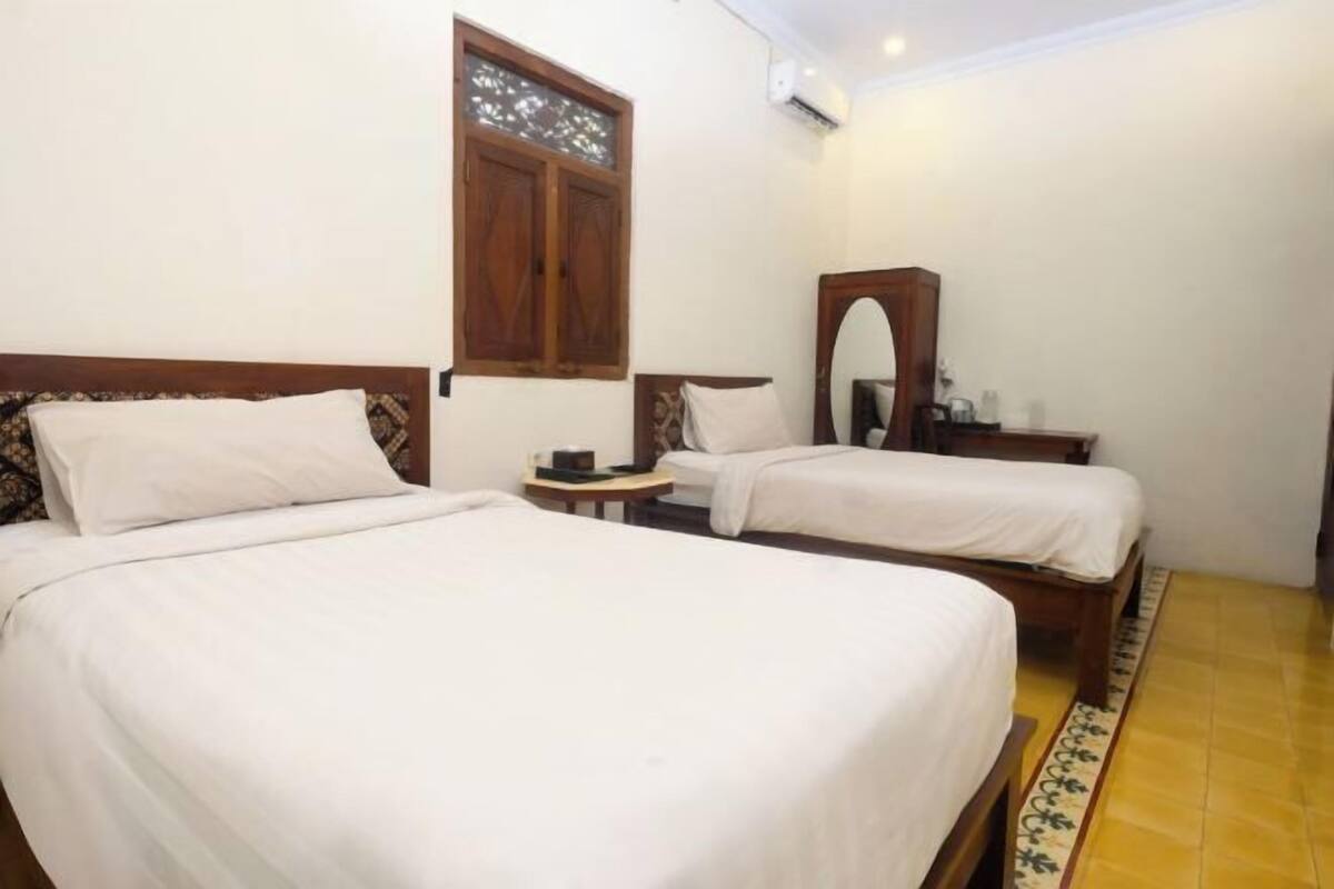 Laptop workspace, free WiFi, bed sheets