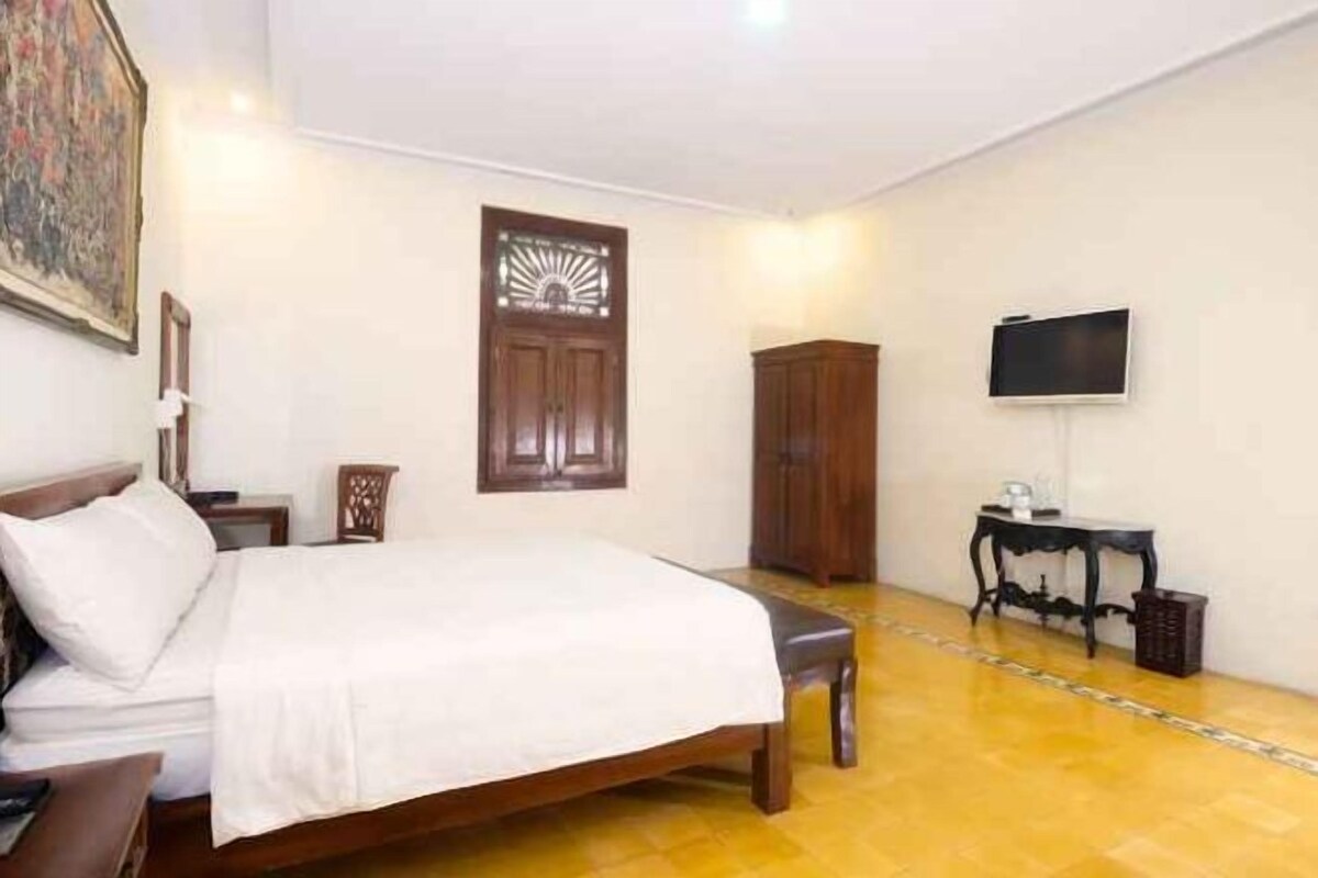 Laptop workspace, free WiFi, bed sheets