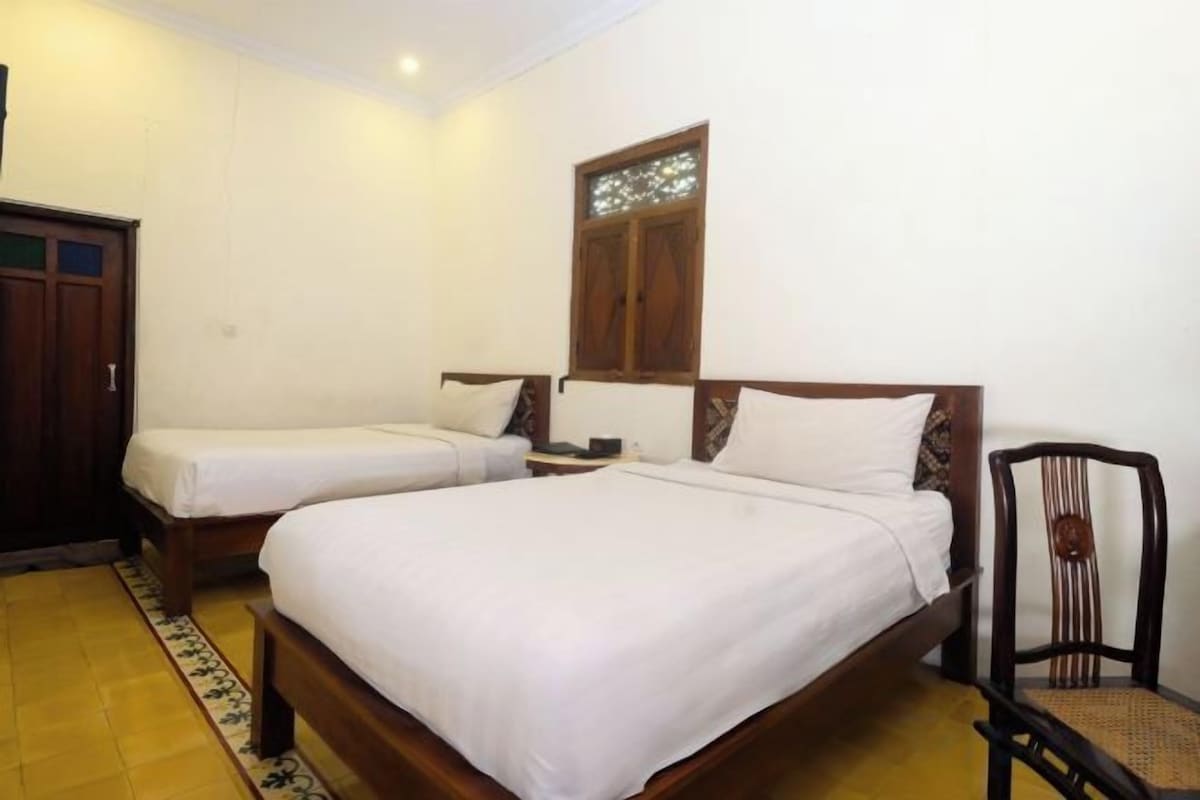 Espacio para trabajar con un portátil, wifi gratis, ropa de cama
