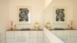 Chuveiro, secador de cabelo, toalhas de banho 