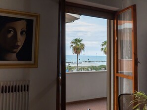 Interior - Lovely apartment for 7 people with WIFI, TV, balcony and pets allowed (Montesilvano Marina)