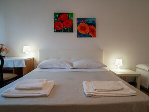Travel crib, free WiFi