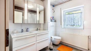 Dusche, Haartrockner, Handtücher