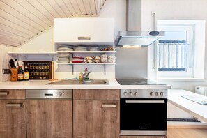 Frigorifero, microonde, forno, piano cottura