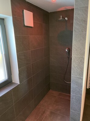 Dusche, kostenlose Toilettenartikel, Haartrockner, Handtücher