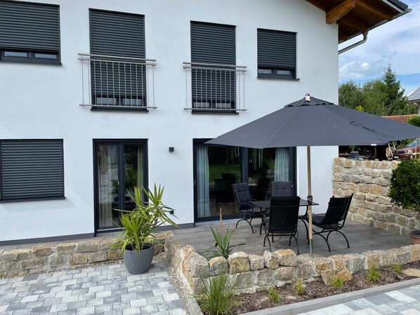 Outdoor dining - Apartment 'Fewo Matzing - Beim Gartner' with Private Terrace, Shared Garden and Wi-Fi (Matzing)