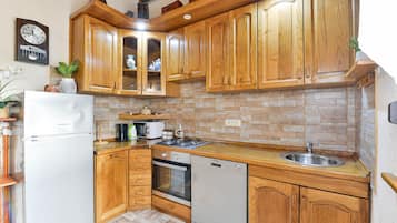 Frigorífico, microondas, horno y placa de cocina
