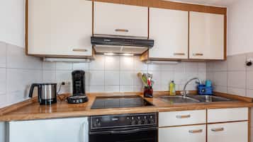 Fridge, oven, stovetop, coffee/tea maker