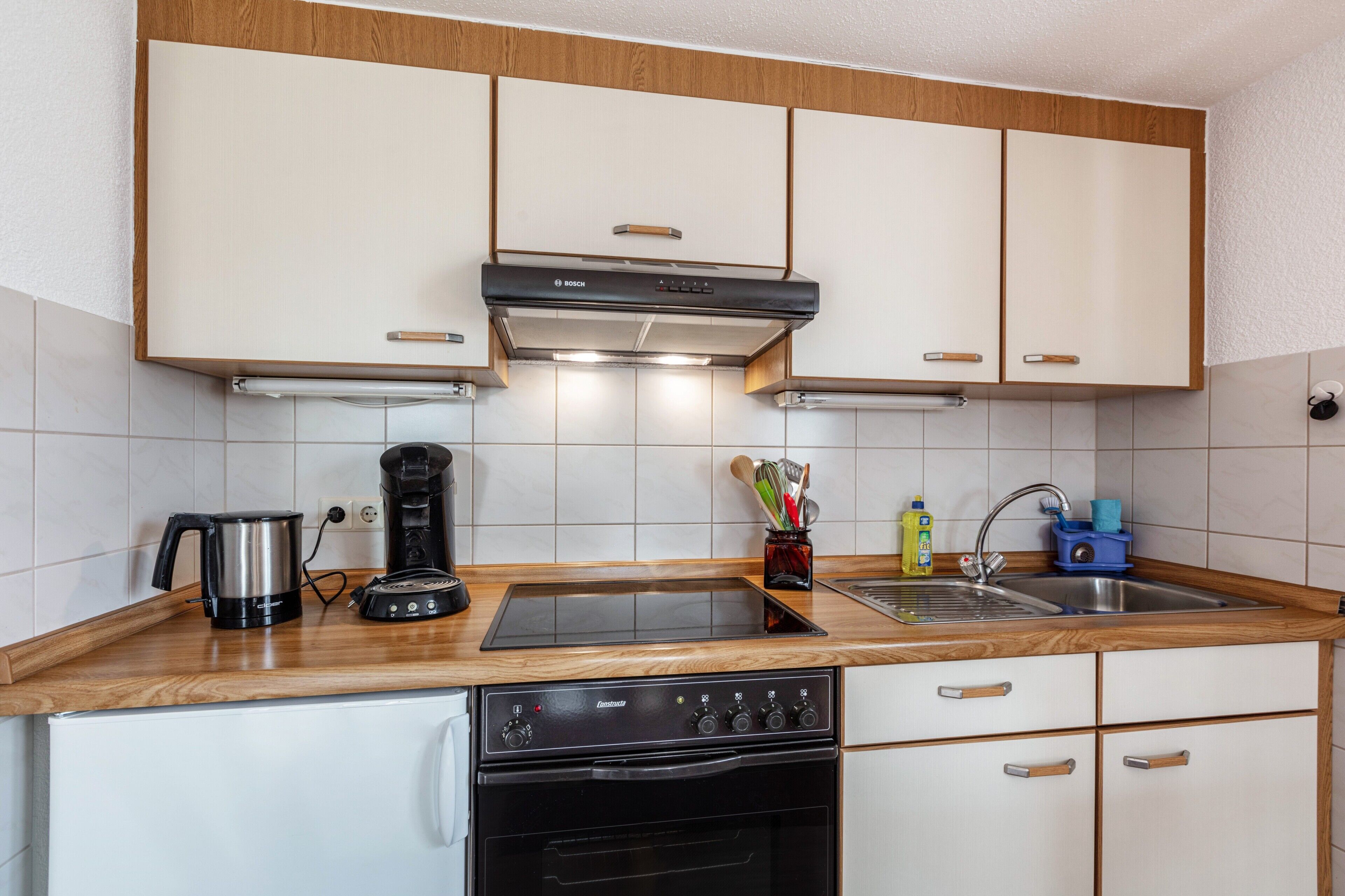 Fridge, oven, stovetop, coffee/tea maker