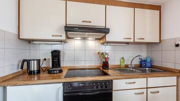 Fridge, oven, stovetop, coffee/tea maker