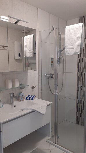 Shower, hair dryer, towels - Apartment 'Zentrum Zum Kurgarten' with Mountain View, Balcony and Wi-Fi (Willingen (Upland))