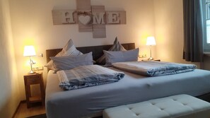 2 bedrooms, iron/ironing board, free WiFi, bed sheets - Apartment 'Zentrum Zum Kurgarten' with Mountain View, Balcony and Wi-Fi (Willingen (Upland))