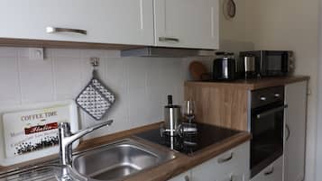 Jääkaappi, mikroaaltouuni, uuni, liesi