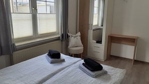 2 bedrooms, iron/ironing board, free WiFi, bed sheets - Apartment 'Zentrum Zum Kurgarten' with Mountain View, Balcony and Wi-Fi (Willingen (Upland))