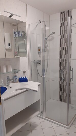 Dusche, Haartrockner, Handtücher