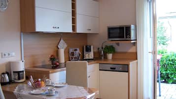 Jääkaappi, mikroaaltouuni, uuni, liesi