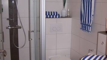 Dusch, hårtork och handdukar