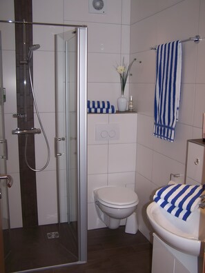 Dusj, hårføner og håndklær