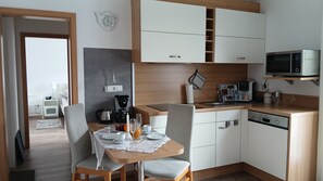 Fridge, microwave, oven, stovetop - Apartment 'Sommerwind Am Finkenbusch' with Mountain View, Private Terrace and Wi-Fi (Willingen (Upland))