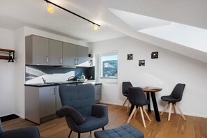 Fridge, oven, stovetop, dishwasher