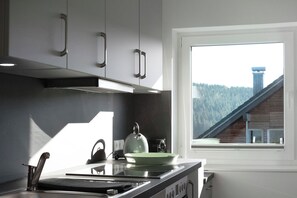 Kjøleskap, ovn, kokeplater og oppvaskmaskin