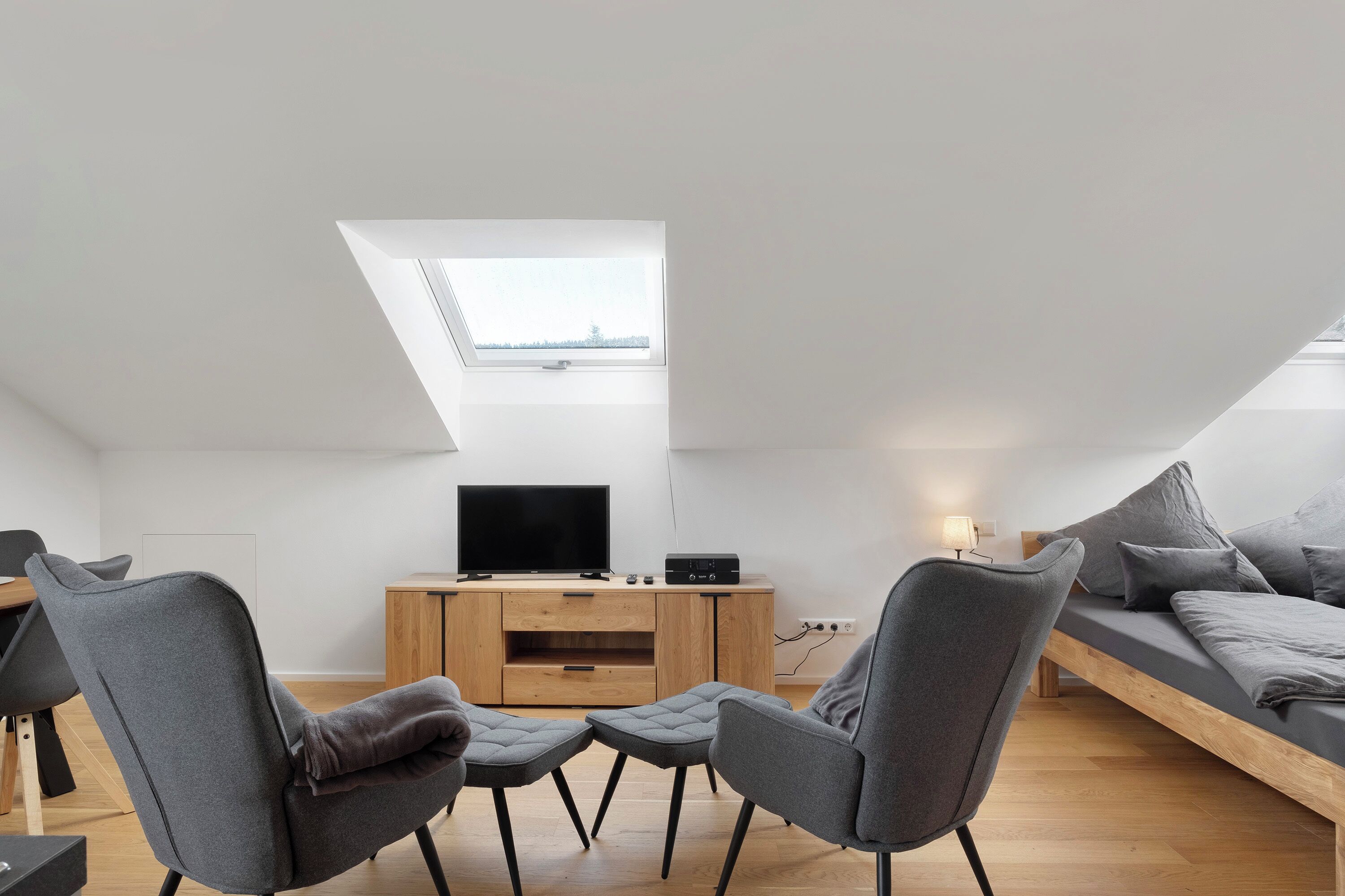 Een televisie en een stereo