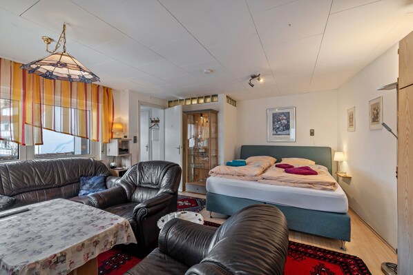 Iron/ironing board, free WiFi, bed sheets