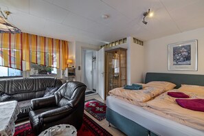 Iron/ironing board, free WiFi, bed sheets - Studio Apartment 'Behrens-Reinke' with Private Terrace, Shared Garden and Wi-Fi (Albstadt)