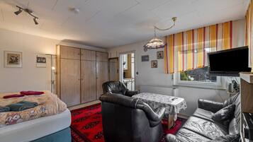 Een strijkplank/strijkijzer, gratis wifi, beddengoed