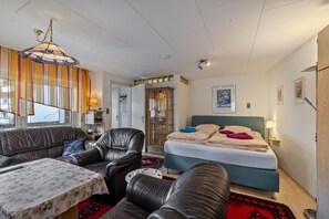 Iron/ironing board, free WiFi, bed sheets