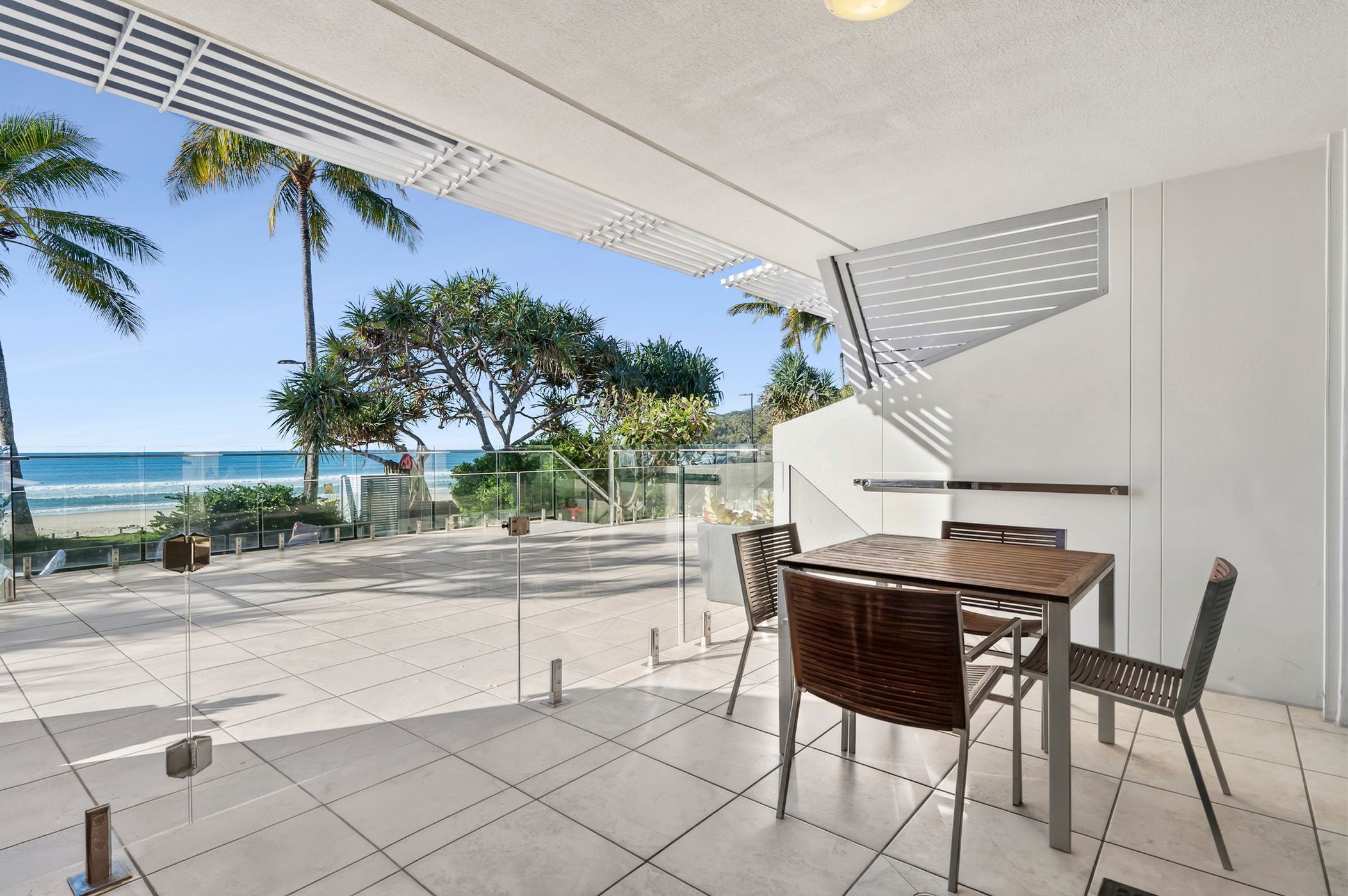 Direct Beach Access Apartment | テラス / パティオ