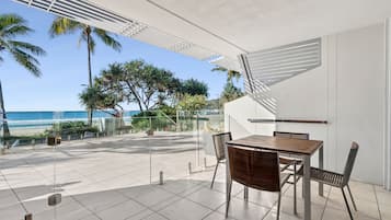 Direct Beach Access Apartment | テラス / パティオ